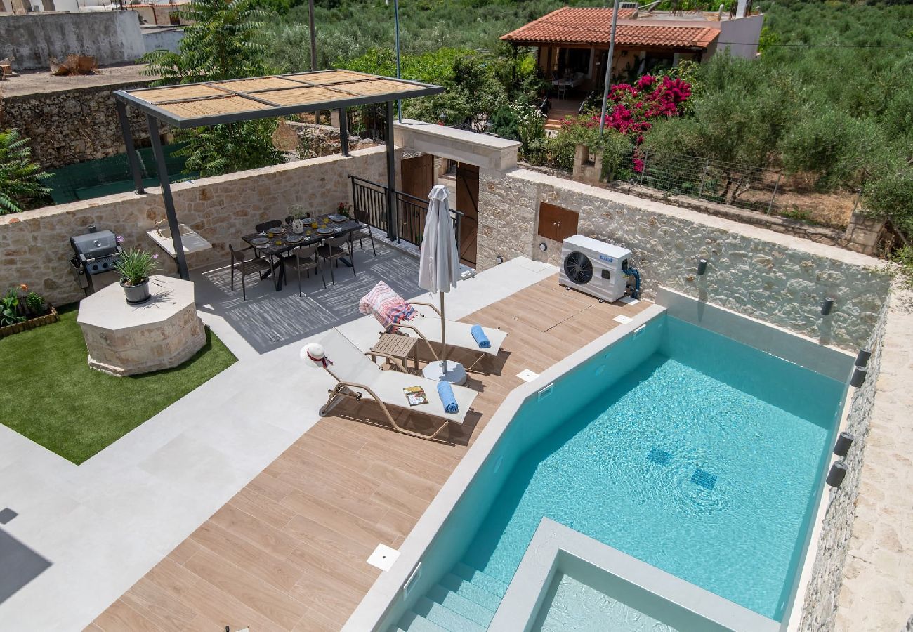 Villa in Melidoni - New stylish villa with heated pool & jacuzzi!