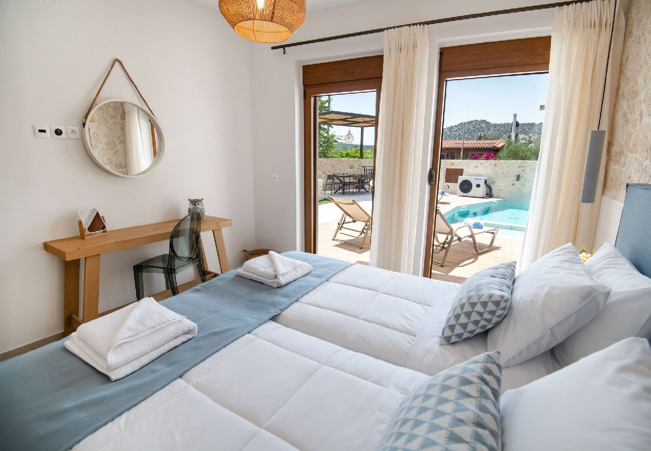 Villa in Melidoni - New stylish villa with heated pool & jacuzzi!