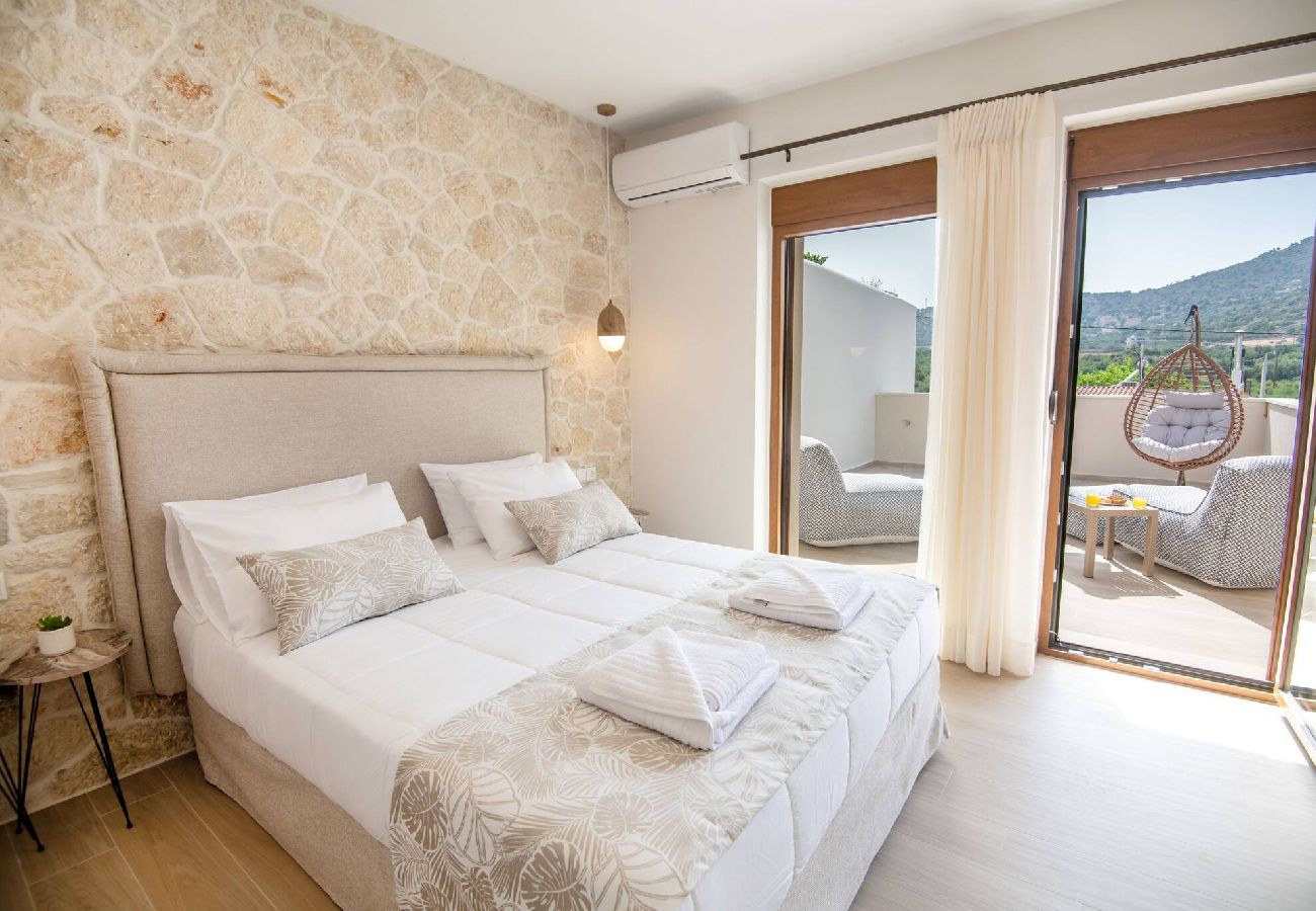 Villa in Melidoni - New stylish villa with heated pool & jacuzzi!