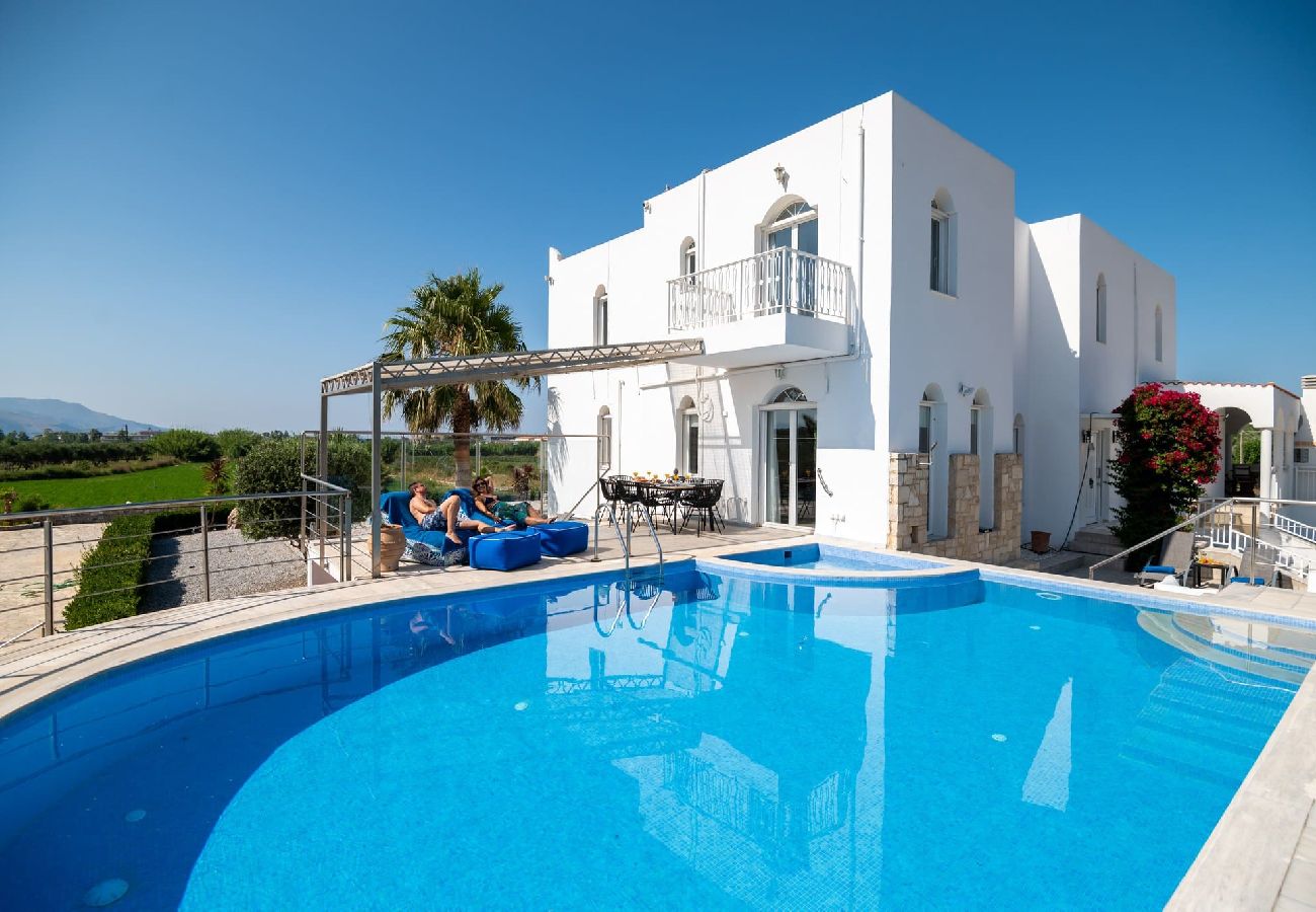 Villa in Kournas - Santo Villa, a riveting group sanctuary!