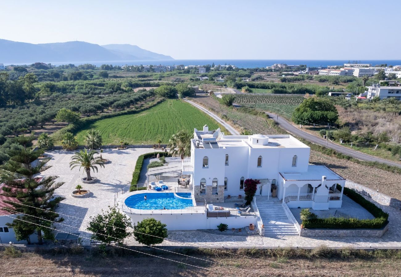 Villa in Kournas - Santo Villa, a riveting group sanctuary!