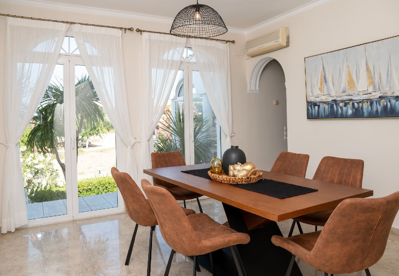 Villa in Kournas - Santo Villa, a riveting group sanctuary!