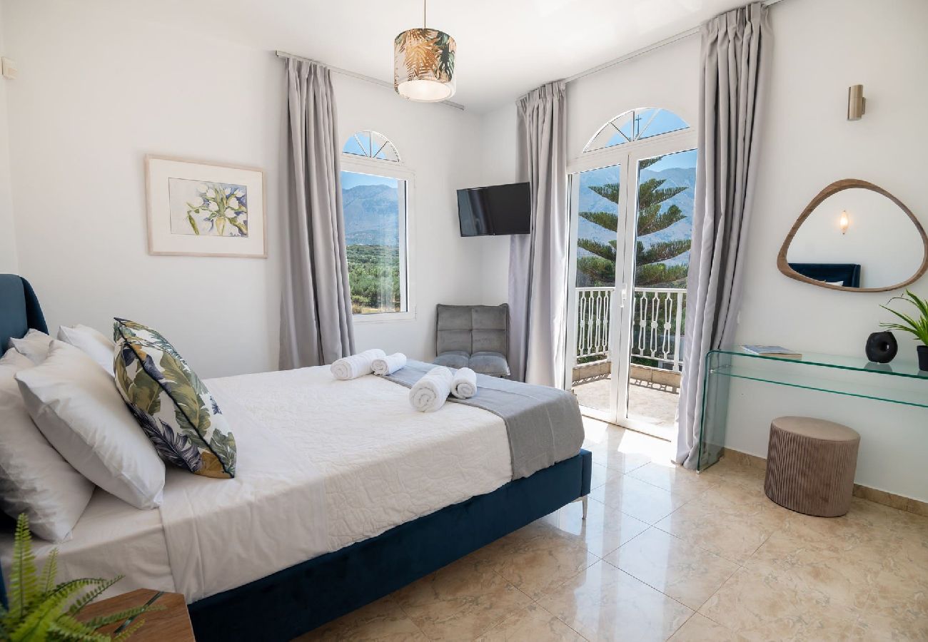 Villa in Kournas - Santo Villa, a riveting group sanctuary!