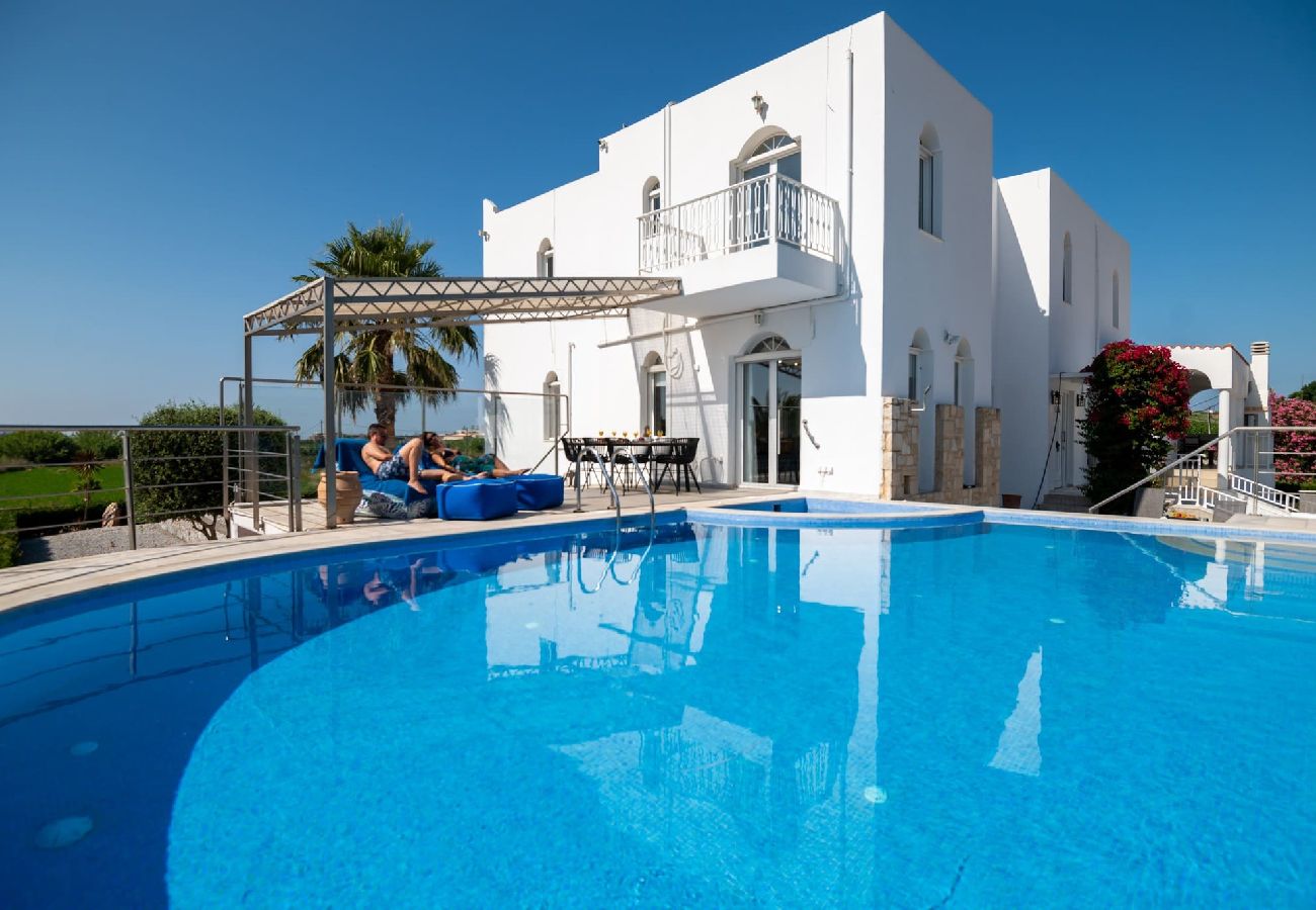 Villa in Kournas - Santo Villa, a riveting group sanctuary!