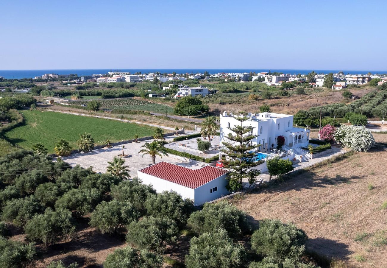 Villa in Kournas - Santo Villa, a riveting group sanctuary!