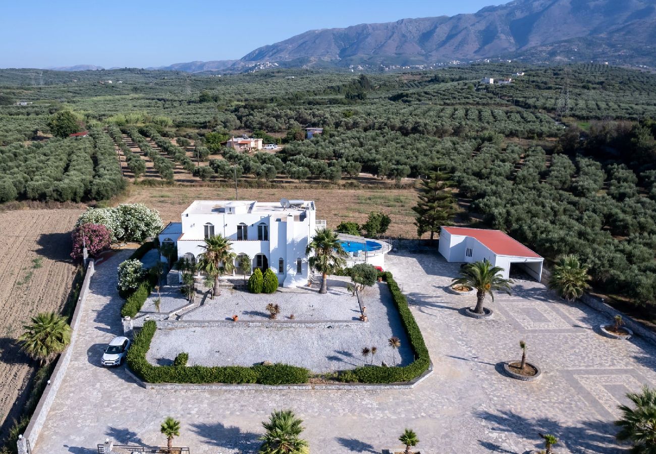 Villa in Kournas - Santo Villa, a riveting group sanctuary!