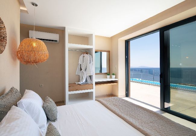 Villa in Rethymno - Seafront luxury villa,infinity pool & devine views