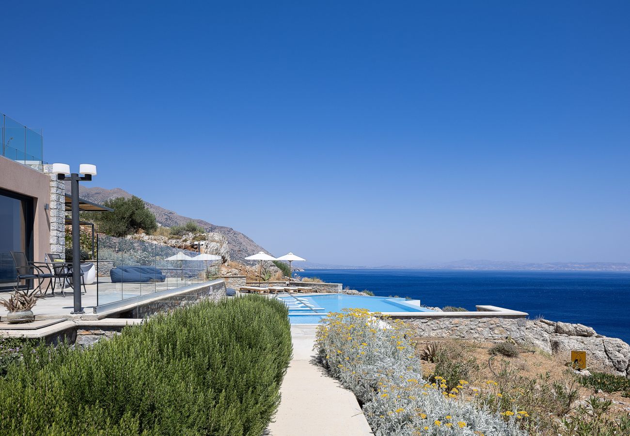 Villa in Rethymno - Seafront luxury villa,infinity pool & devine views