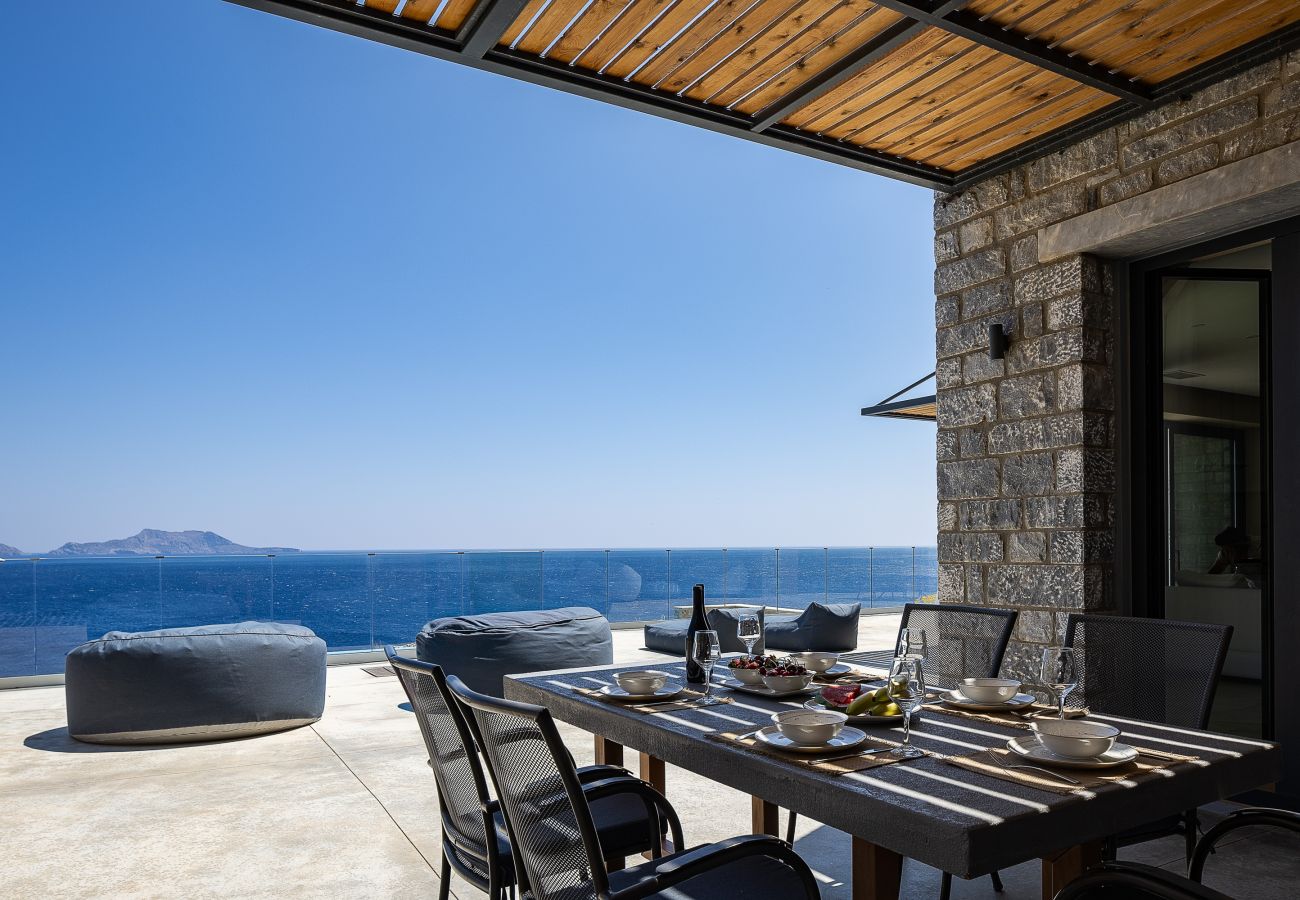 Villa in Rethymno - Seafront luxury villa,infinity pool & devine views