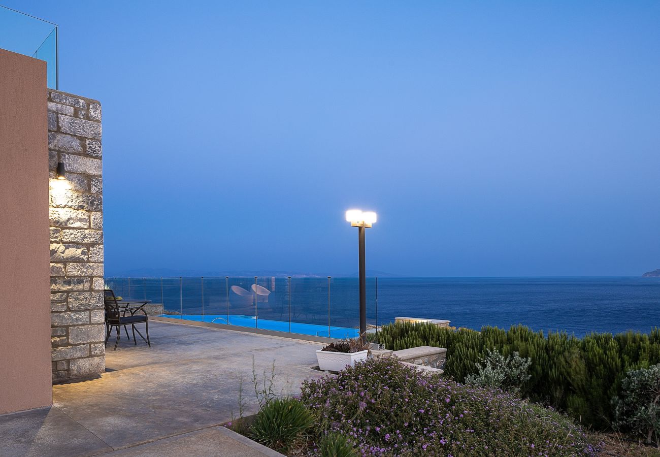 Villa in Rethymno - Seafront luxury villa,infinity pool & devine views