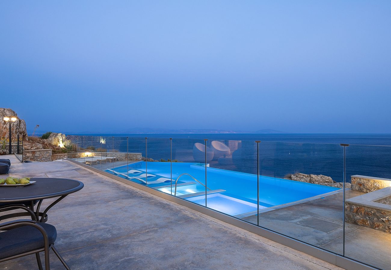 Villa in Rethymno - Seafront luxury villa,infinity pool & devine views