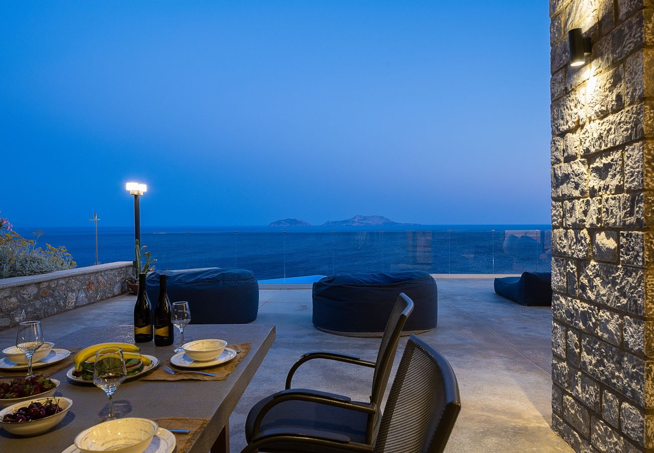 Villa in Rethymno - Seafront luxury villa,infinity pool & devine views