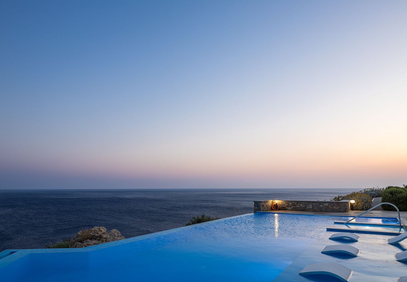 Villa in Rethymno - Seafront luxury villa,infinity pool & devine views
