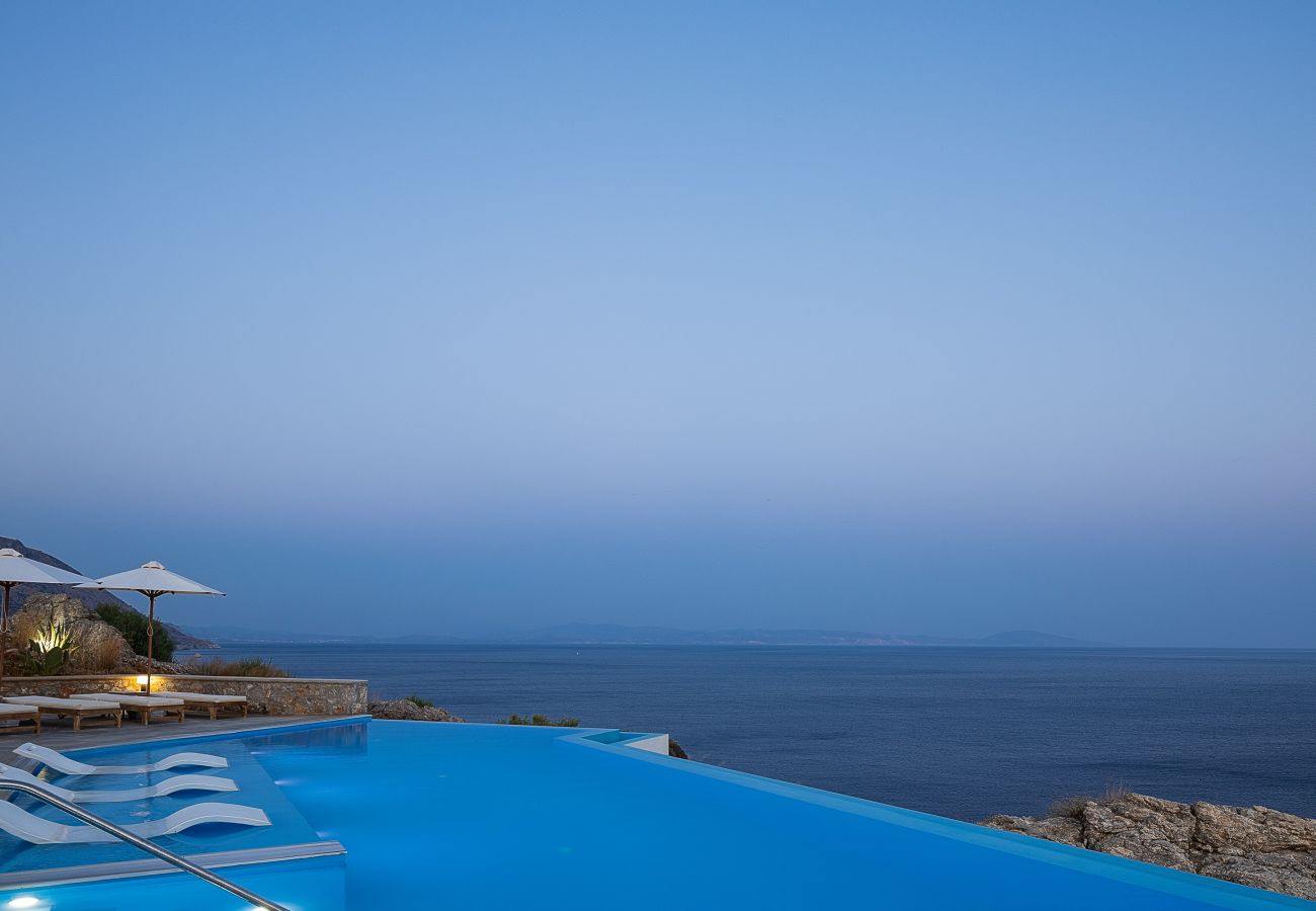 Villa in Rethymno - Seafront luxury villa,infinity pool & devine views