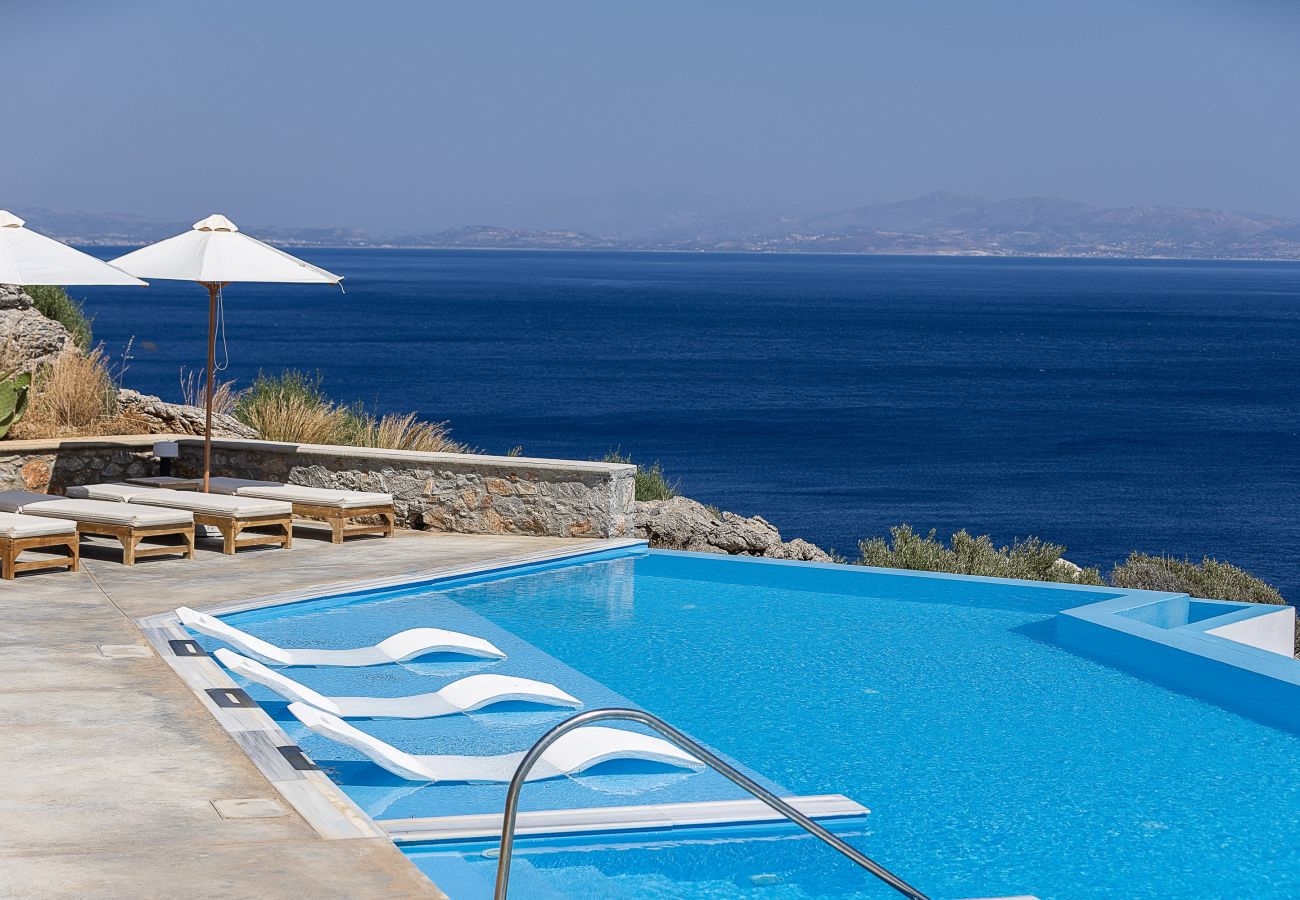 Villa in Rethymno - Seafront luxury villa,infinity pool & devine views