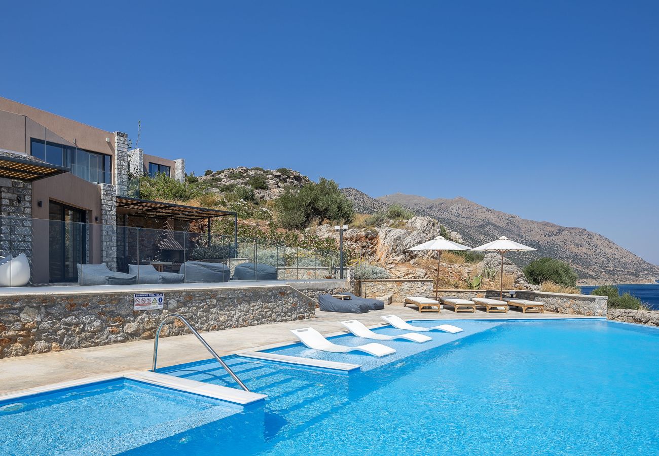 Villa in Rethymno - Seafront luxury villa,infinity pool & devine views
