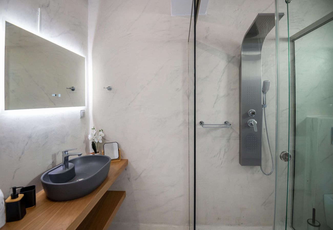 Villa in Archontiki - Stylish Villa with Heated Pool, Jacuzzi, Gym & Superb Views