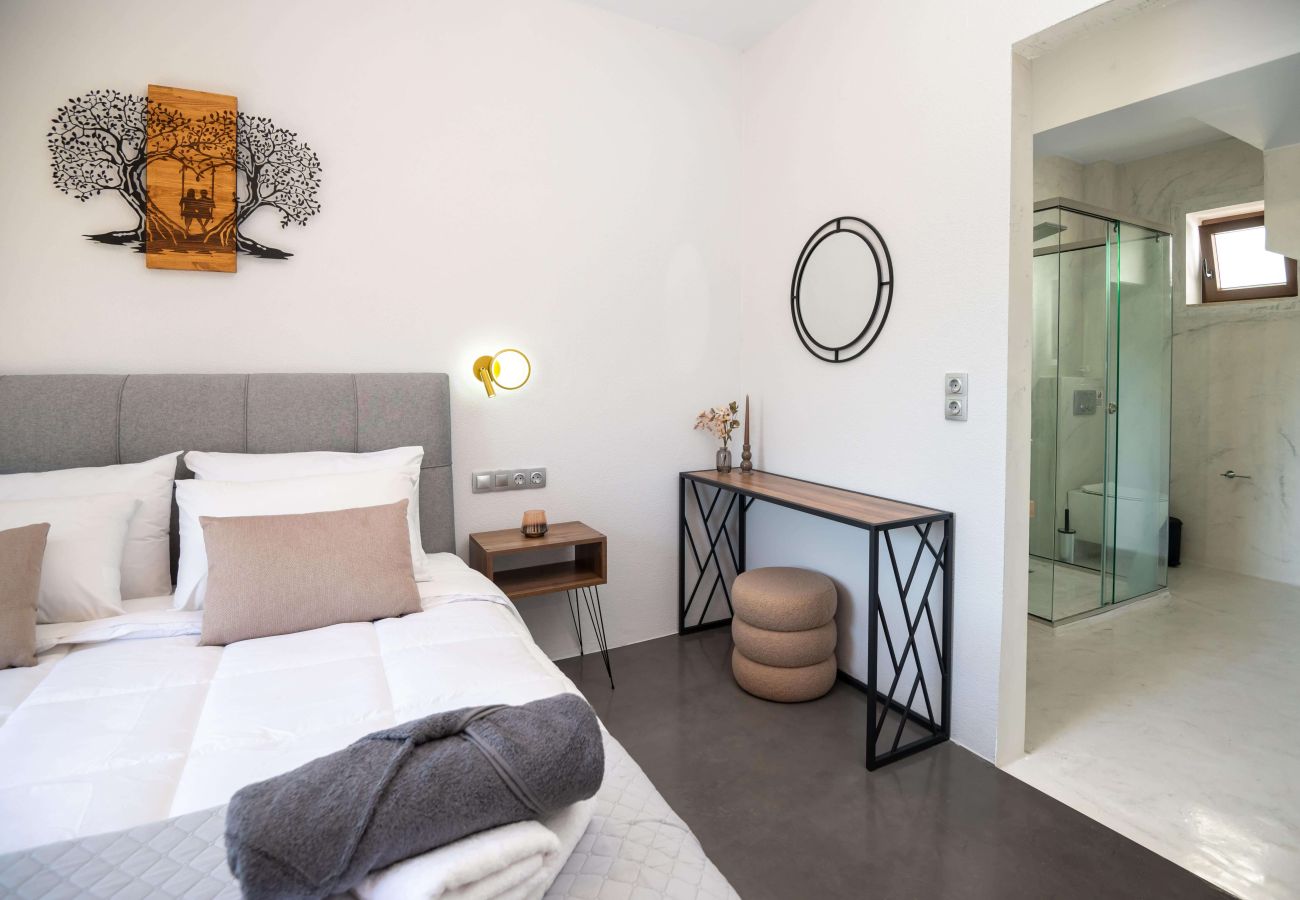 Villa in Archontiki - Stylish Villa with Heated Pool, Jacuzzi, Gym & Superb Views