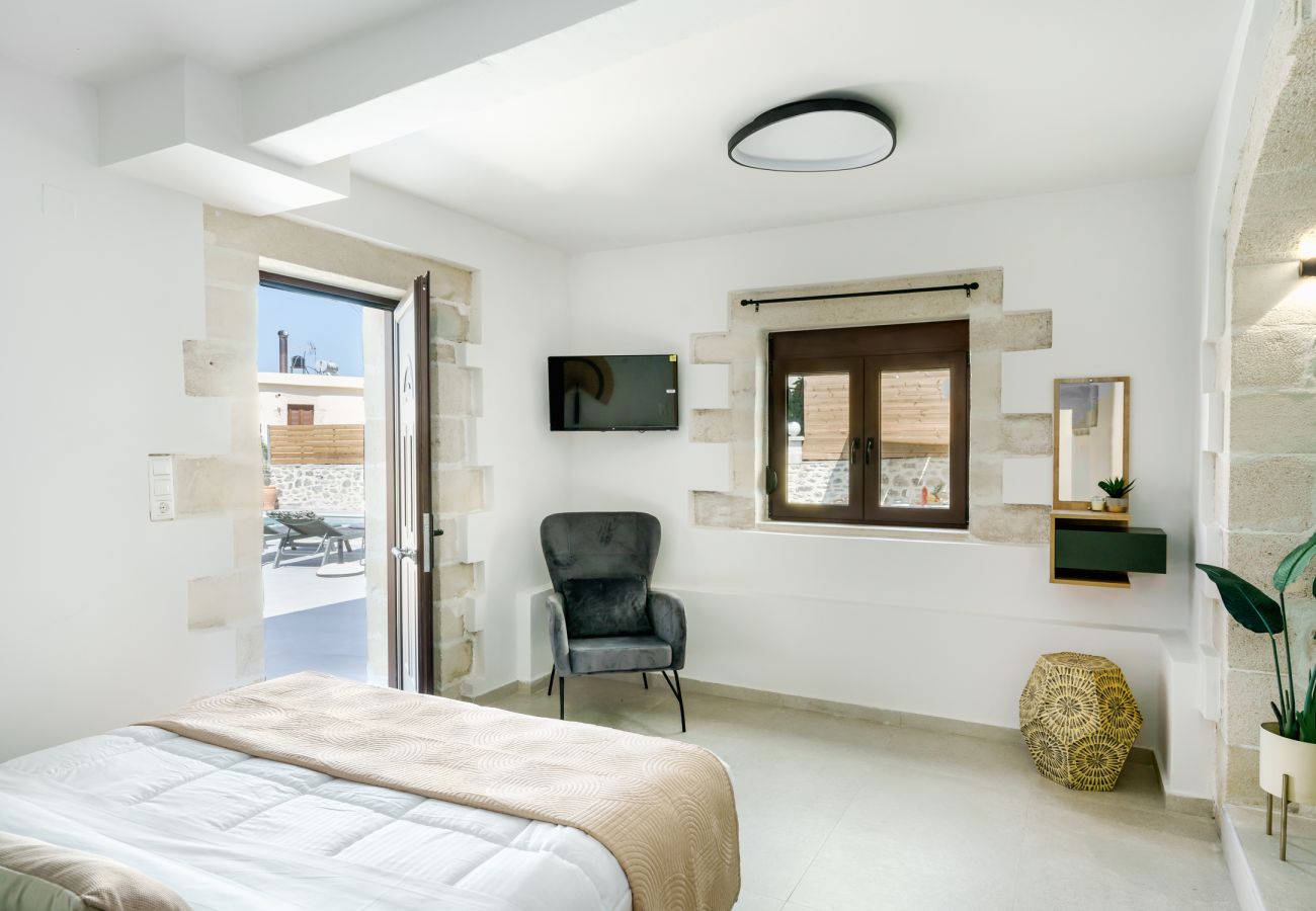 Villa in Kato Poros - Villa Angelo | Bohemian Stone Escape with Pool near Rethymno