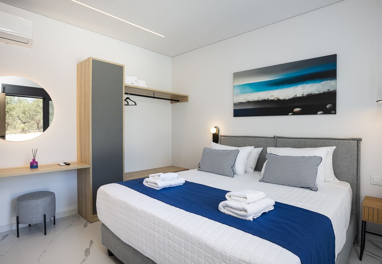 Villa in Episkopi - Serenia Exclusive Residence | Infinity Pool, Sea View, Walk to Beach
