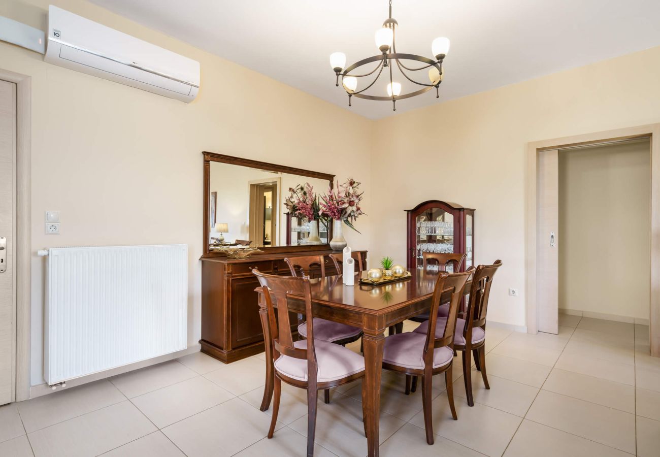 Villa in Phylaki - Villa Elides, a Family Retreat with Pool & Enclosed Garden