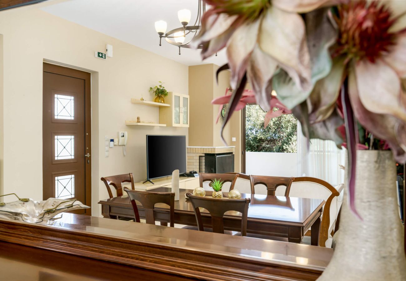 Villa in Phylaki - Villa Elides, a Family Retreat with Pool & Enclosed Garden