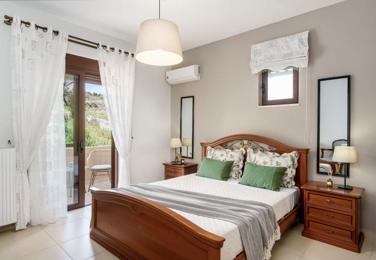 Villa in Phylaki - Villa Elides, a Family Retreat with Pool & Enclosed Garden