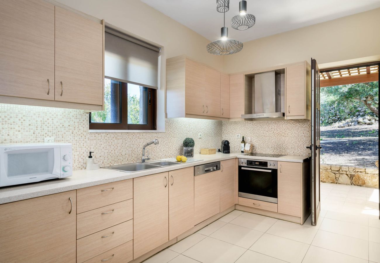 Villa in Phylaki - Villa Elides, a Family Retreat with Pool & Enclosed Garden