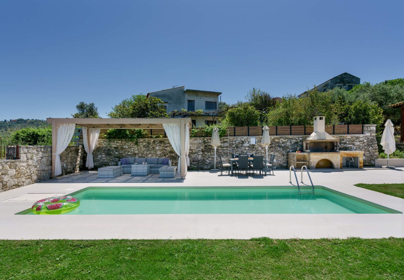 Villa in Phylaki - Villa Elides, a Family Retreat with Pool & Enclosed Garden
