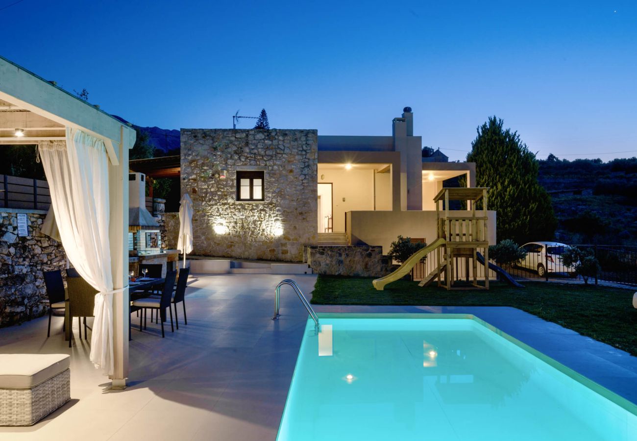 Villa in Phylaki - Villa Elides, a Family Retreat with Pool & Enclosed Garden