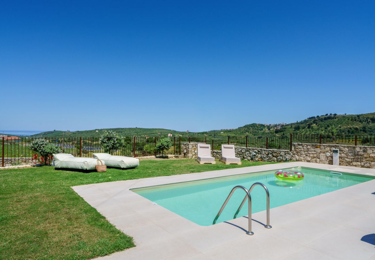 Villa in Phylaki - Villa Elides, a Family Retreat with Pool & Enclosed Garden