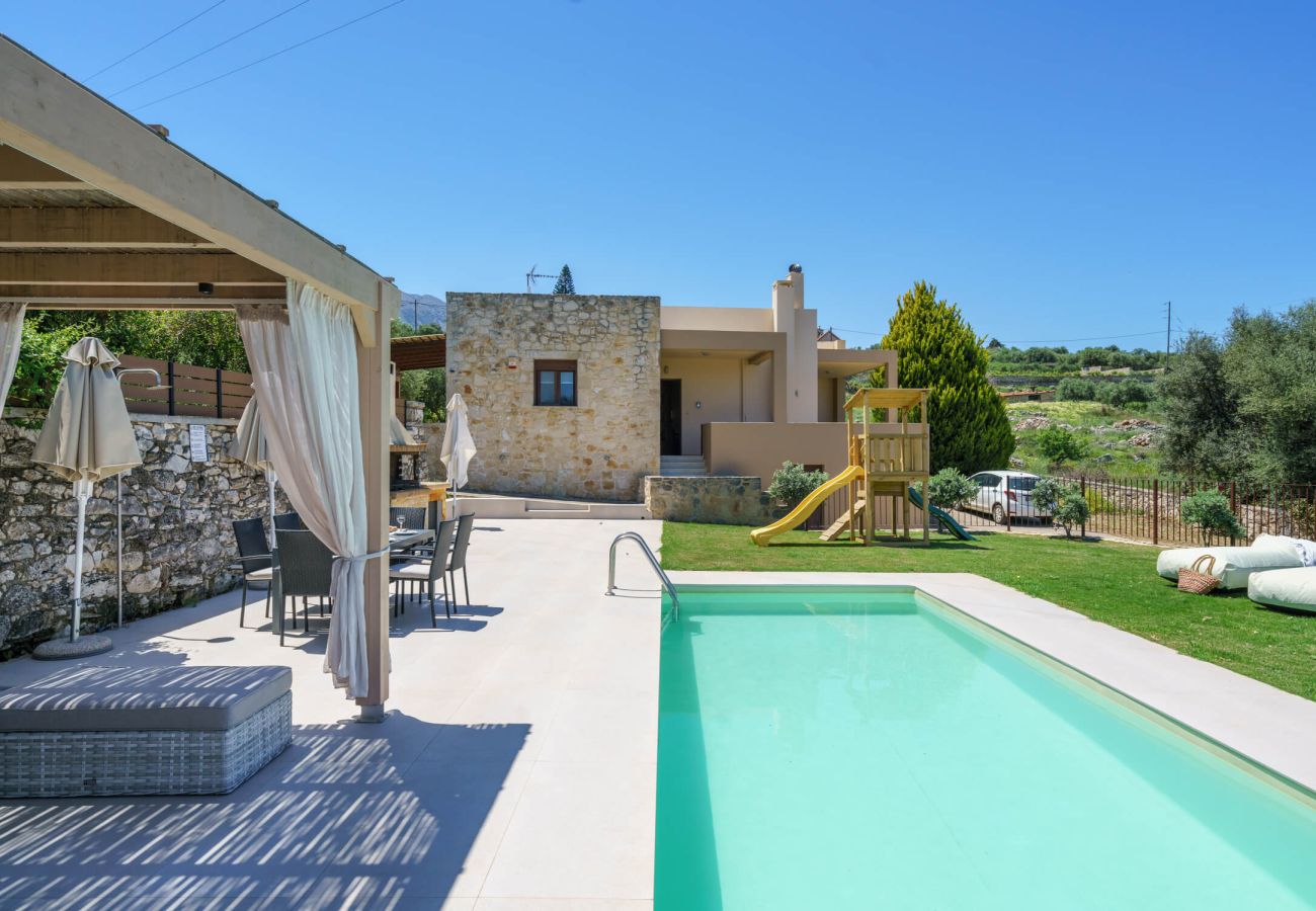 Villa in Phylaki - Villa Elides, a Family Retreat with Pool & Enclosed Garden