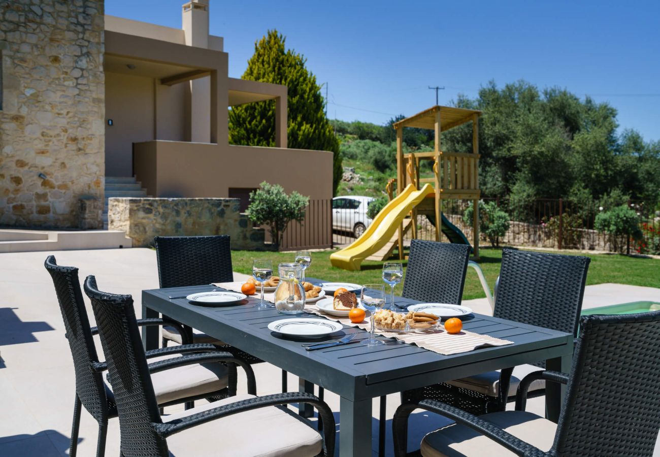 Villa in Phylaki - Villa Elides, a Family Retreat with Pool & Enclosed Garden
