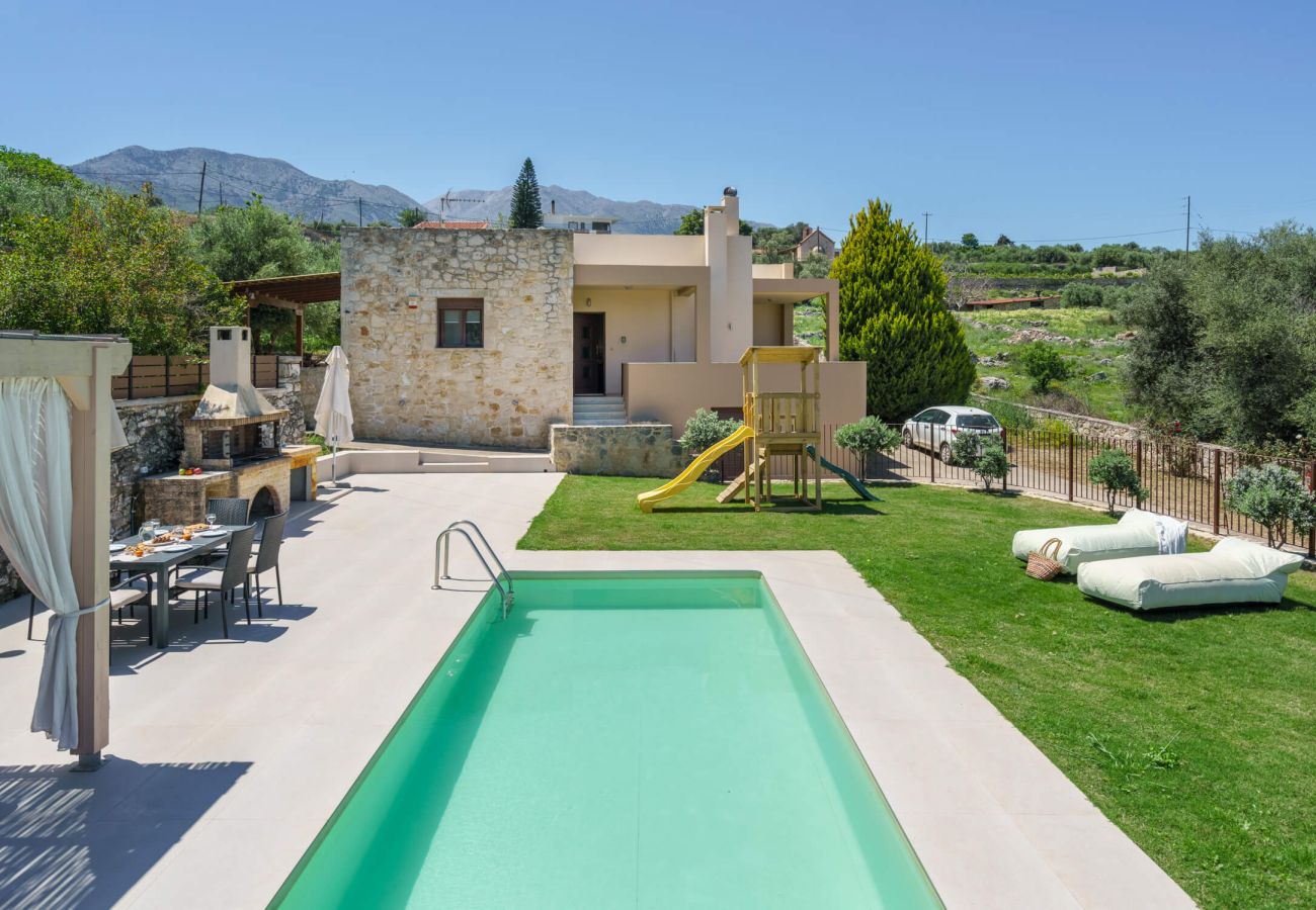 Villa in Phylaki - Villa Elides, a Family Retreat with Pool & Enclosed Garden