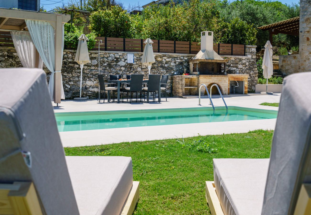 Villa in Phylaki - Villa Elides, a Family Retreat with Pool & Enclosed Garden