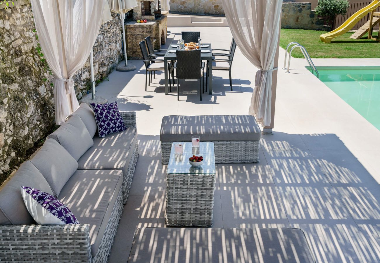 Villa in Phylaki - Villa Elides, a Family Retreat with Pool & Enclosed Garden