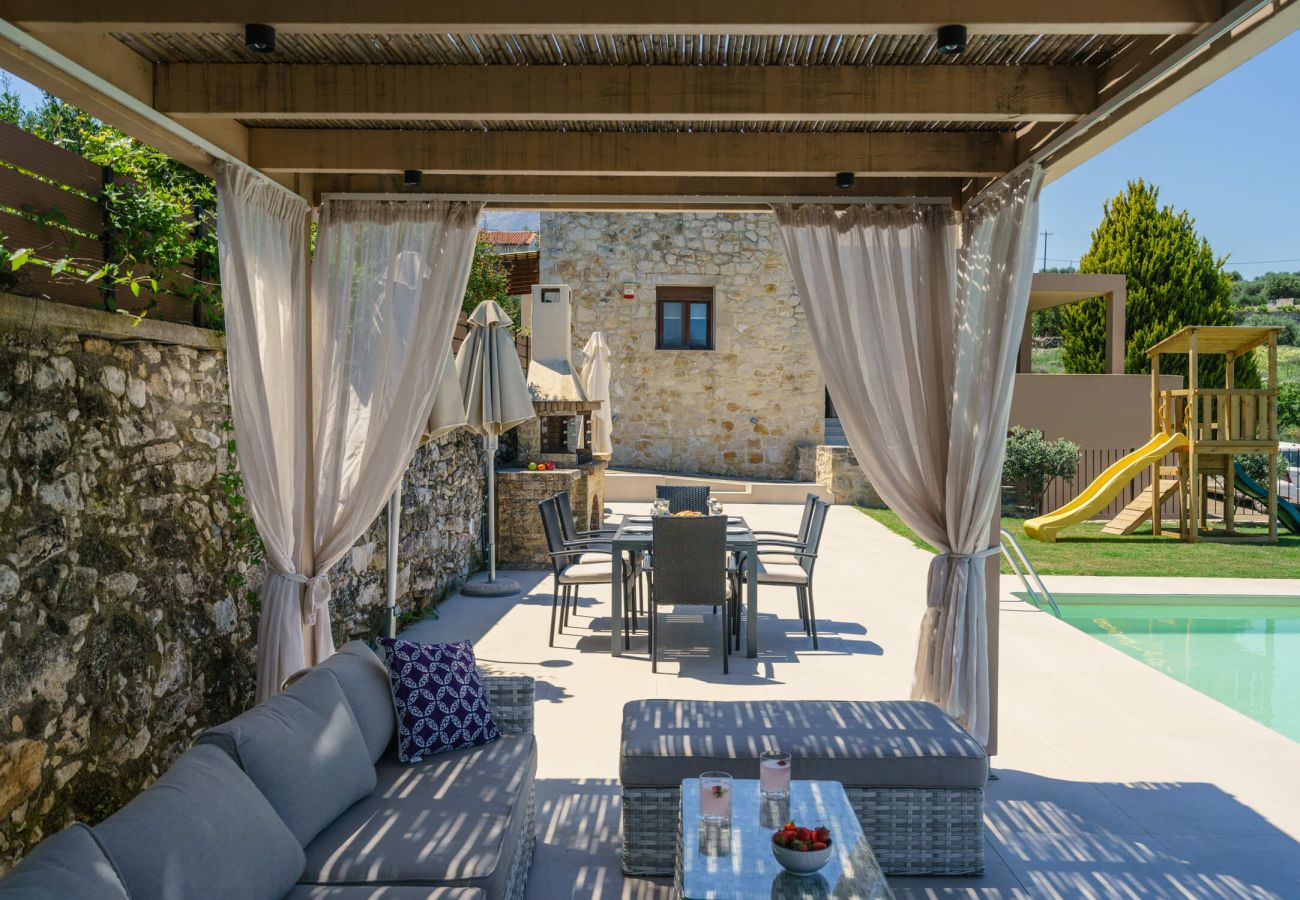 Villa in Phylaki - Villa Elides, a Family Retreat with Pool & Enclosed Garden
