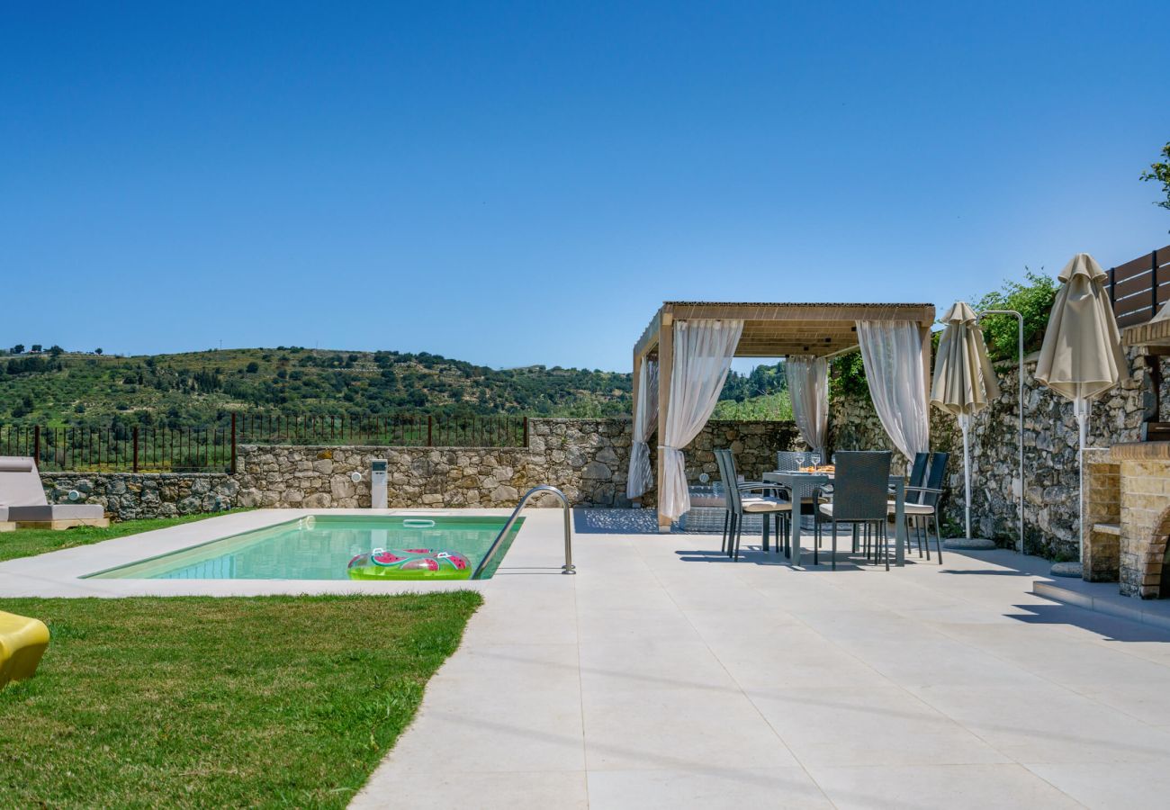 Villa in Phylaki - Villa Elides, a Family Retreat with Pool & Enclosed Garden