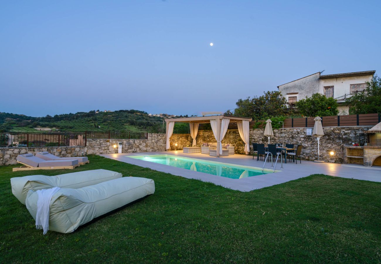 Villa in Phylaki - Villa Elides, a Family Retreat with Pool & Enclosed Garden