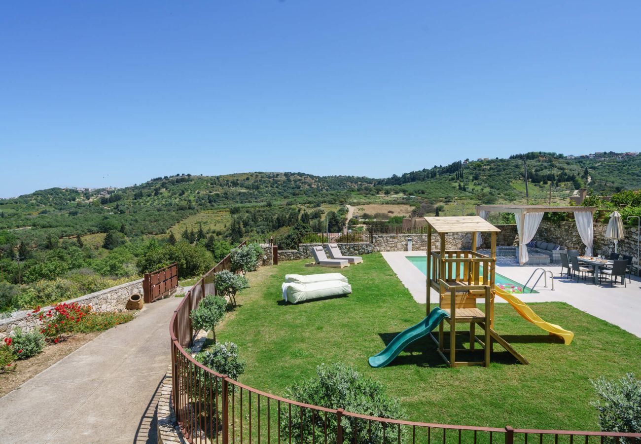 Villa in Phylaki - Villa Elides, a Family Retreat with Pool & Enclosed Garden