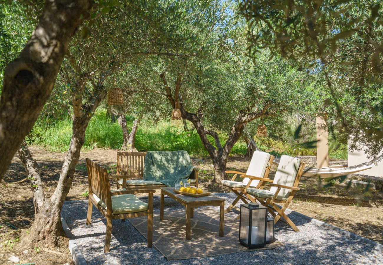 Villa in Phylaki - Villa Elides, a Family Retreat with Pool & Enclosed Garden