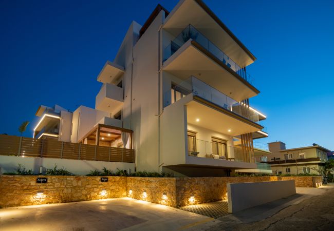 Apartment in Rethymno Town - 50m to Beach: 2 Suites, Hot Tubs & Parking