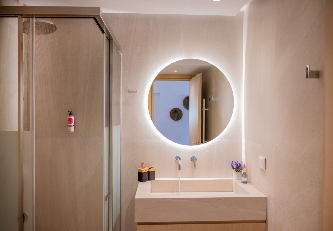 Apartment in Rethymno Town - 50m to Beach: 2 Suites, Hot Tubs & Parking