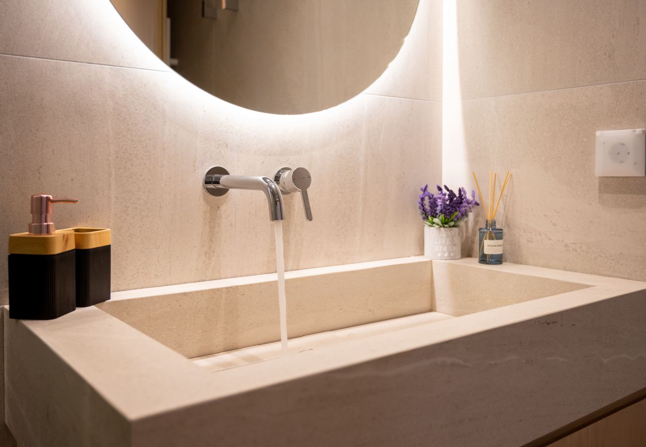 Apartment in Rethymno Town - 50m to Beach: 2 Suites, Hot Tubs & Parking