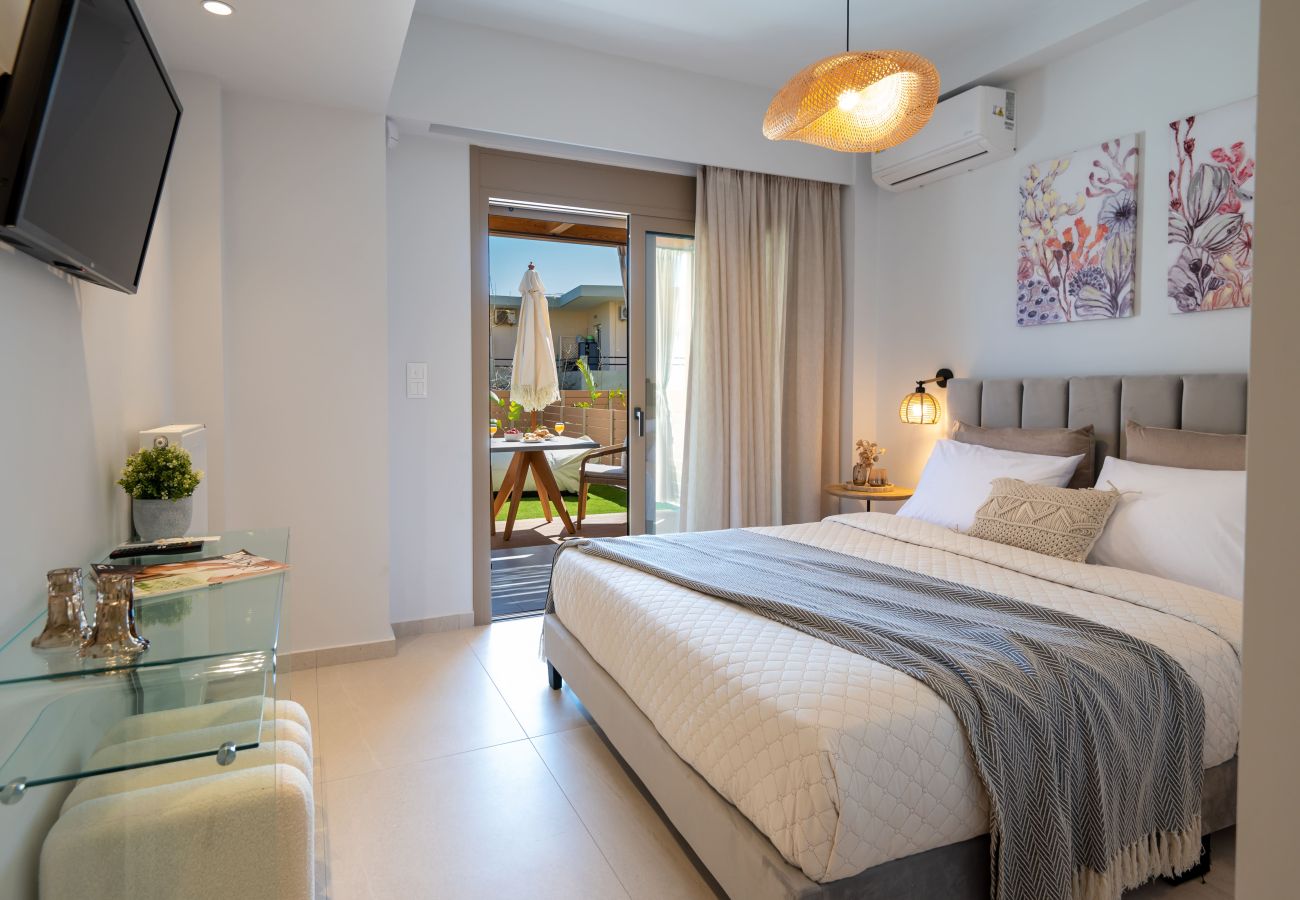 Apartment in Rethymno Town - 50m to Beach: 2 Suites, Hot Tubs & Parking