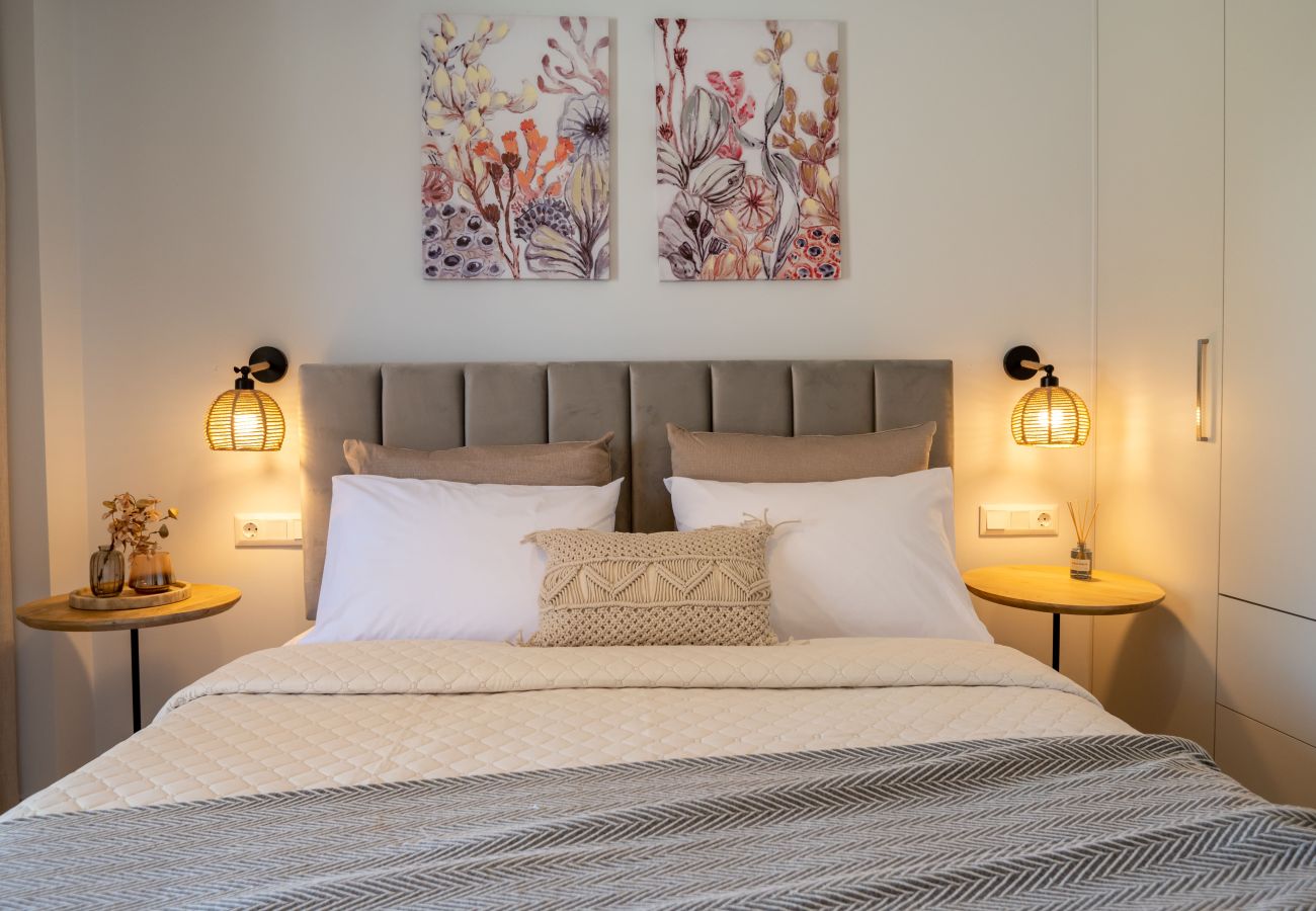 Apartment in Rethymno Town - 50m to Beach: 2 Suites, Hot Tubs & Parking