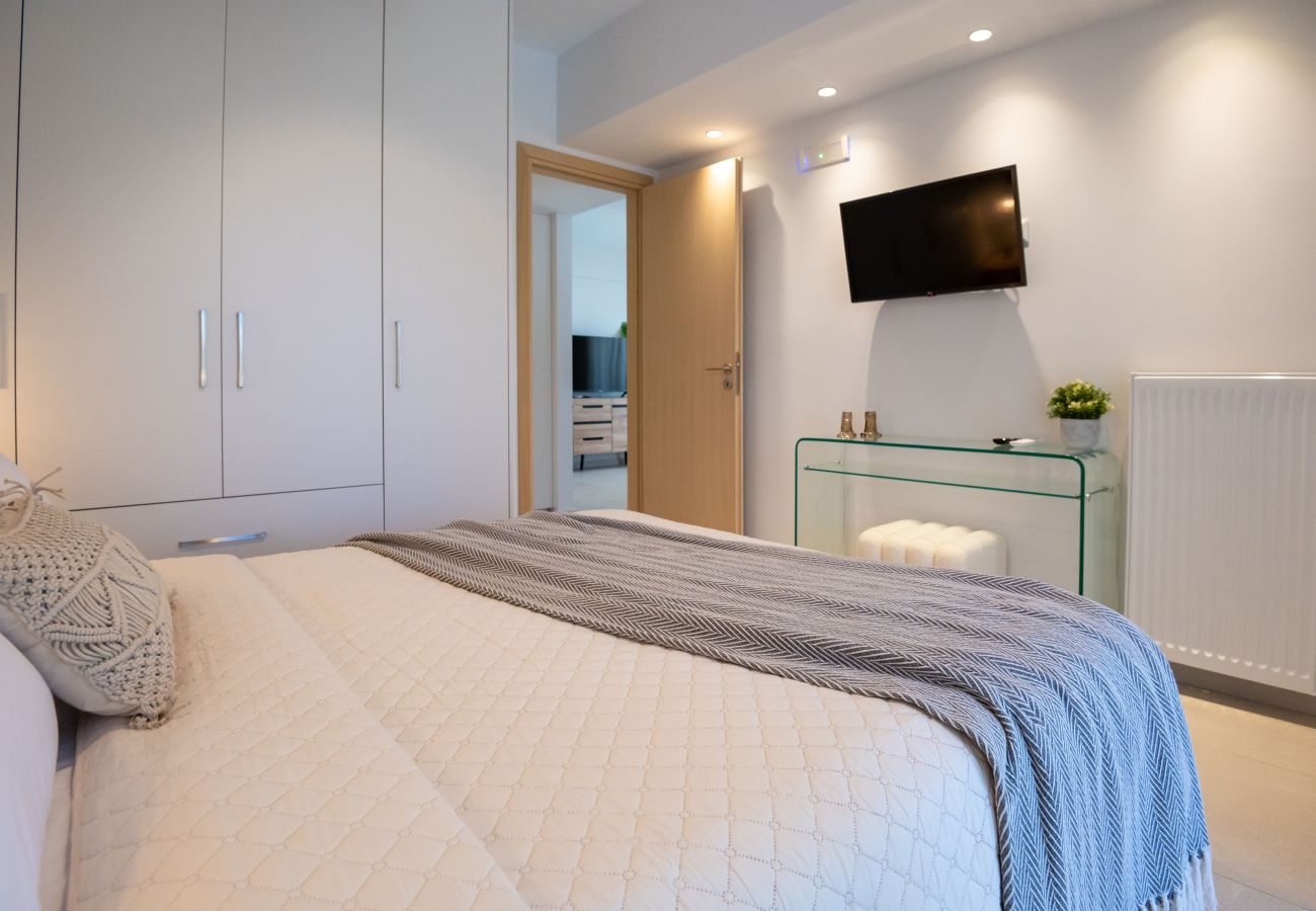 Apartment in Rethymno Town - 50m to Beach: 2 Suites, Hot Tubs & Parking