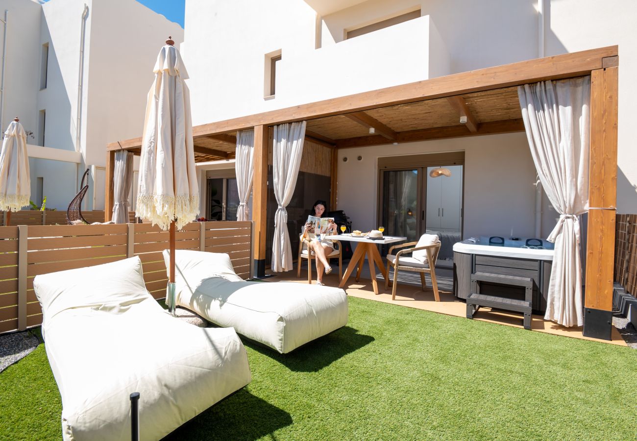 Apartment in Rethymno Town - 50m to Beach: 2 Suites, Hot Tubs & Parking