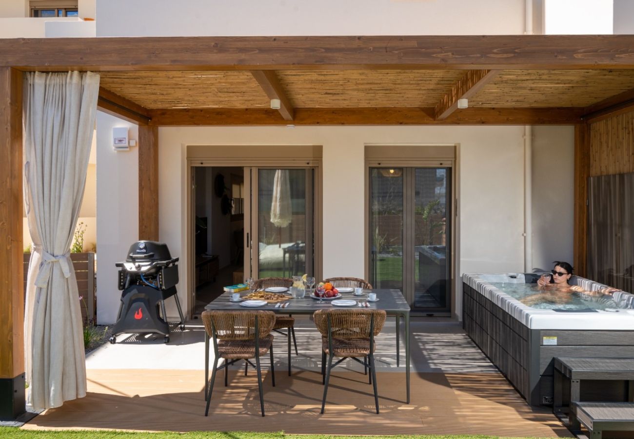 Apartment in Rethymno Town - 50m to Beach: 2 Suites, Hot Tubs & Parking