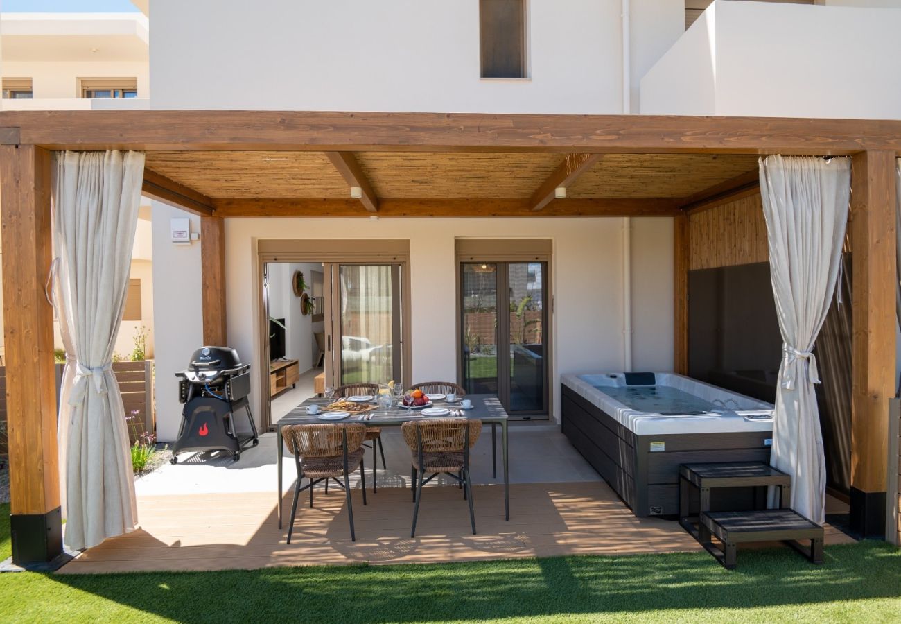 Apartment in Rethymno Town - 50m to Beach: 2 Suites, Hot Tubs & Parking